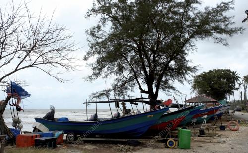 DERETAN BOT NELAYAN PANTAI