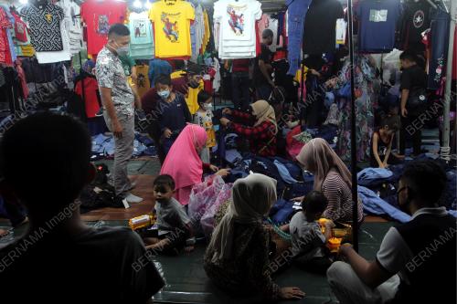 MEMBELI BELAH DI BAZAR AIDILFITRI