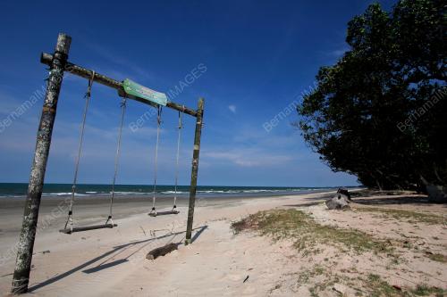 SUASANA LENGANG DI PANTAI SEPAT