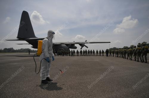SANITASI ANGGOTA 10 BRIGED PARA SEBELUM LATIHAN TERJUN