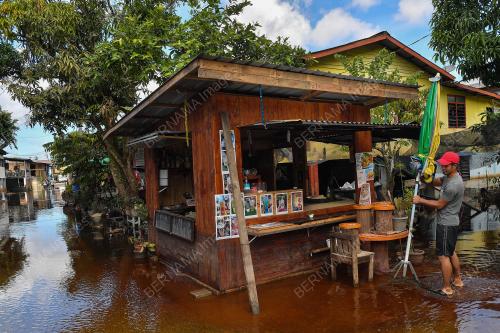 BANJIR MULAI SURUT DI PEKAN, PAHANG