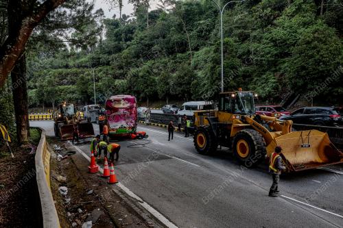 KEMALANGAN DUA BAS DI JALAN GENTING