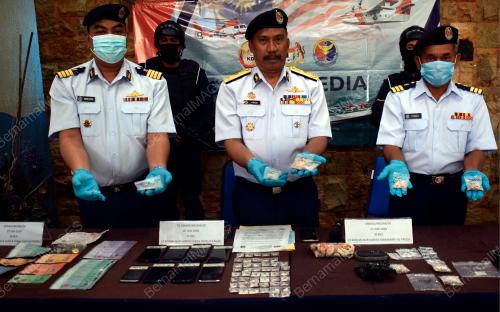 LAKSAMANA PERTAMA MARITIM AMRAN DAUD