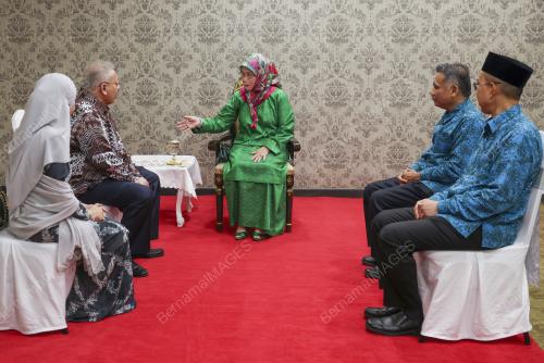 TUNKU AZIZAH AMINAH MAIMUNAH ISKANDARIAH