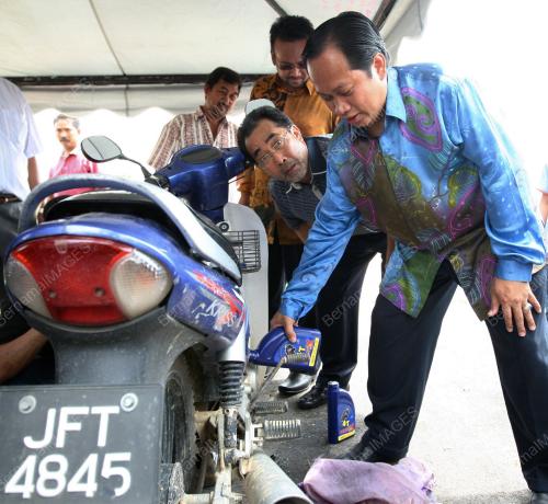 AHMAD MASLAN