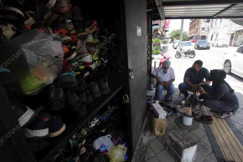 TUKANG KASUT SIBUK MENJELANG AIDILFITRI