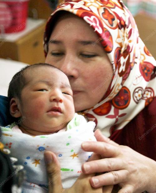 TUNKU AZIZAH AMINAH MAIMUNAH ISKANDARIAH