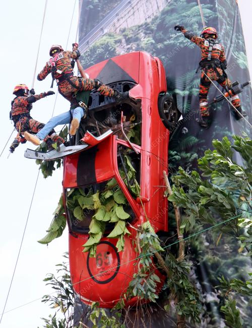 DEMONSTRASI KEBOMBAAN