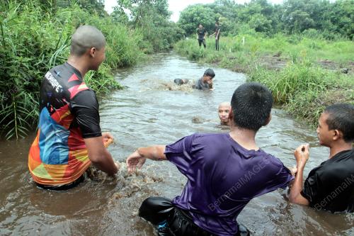 REMAJA MANDI PARIT AIR