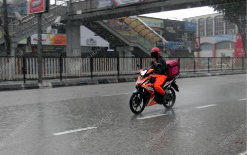 PEKERJA PENGHANTAR MAKANAN