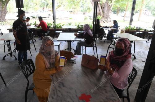 MAKAN DI KEDAI PELAN PEMULIHAN NEGARA