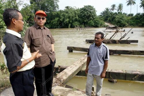 JAMBATAN KAYU RUNTUH