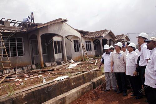 BAIKPULIH RUMAH TERBENGKALAI