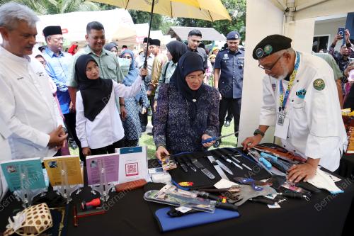 TUNKU AZIZAH AMINAH MAIMUNAH ISKANDARIAH