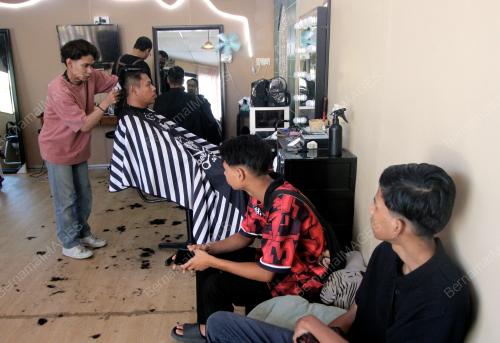 TINJAUAN KEDAI GUNTING RAMBUT MENJELANG RAYA