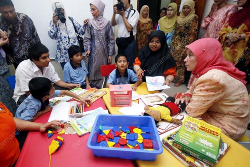 TUNKU AZIZAH AMINAH MAIMUNAH ISKANDARIAH