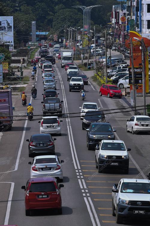ALIRAN TRAFIK MULAI SESAK MENGHALA PANTAI TIMUR