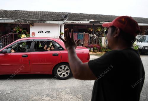 SURI RUMAH SARAT MENGANDUNG GERAK MALAYSIA NAIK TEKSI