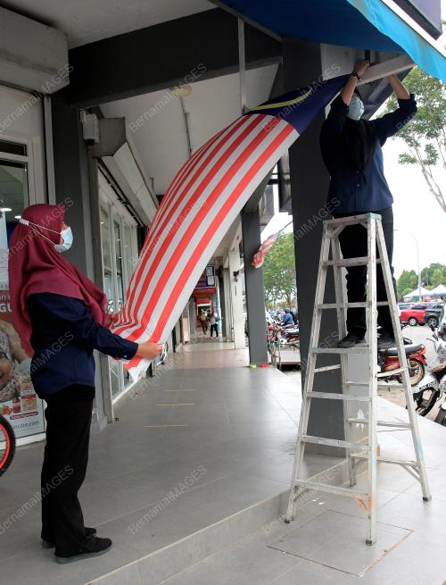 MENGGANTUNG JALUR GEMILANG