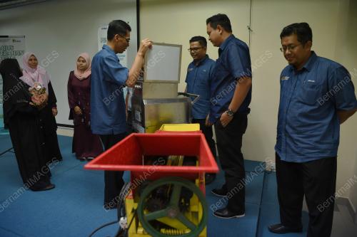 MESIN PENGUPAS JAGUNG