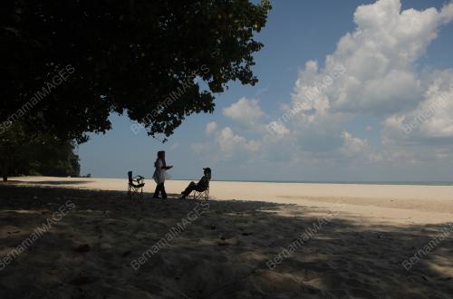 BERTEDUH DI TEPI PANTAI