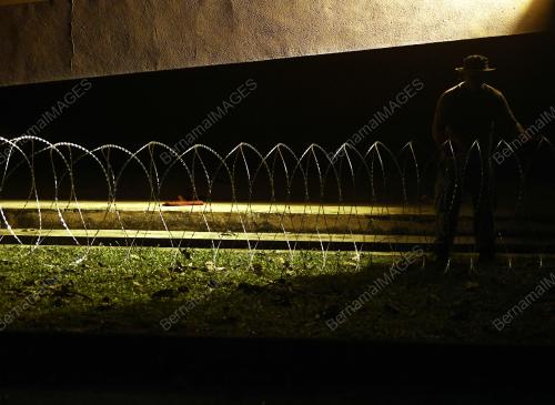 TENTERA PASANG KAWAT DURI DI SUKPA