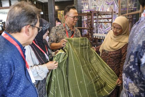 DELEGASI AIPA MELAWAT PERKAMPUNGAN KRAF DIRAJA