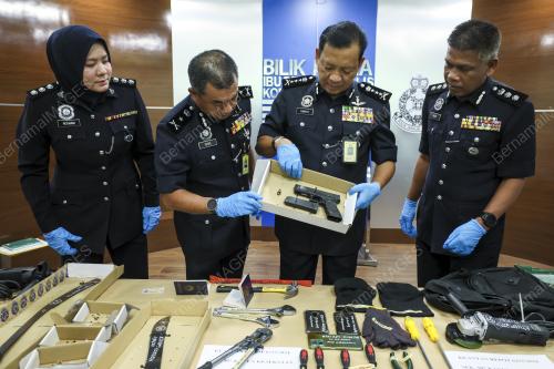 TIGA PENJENAYAH MAUT BERBALAS TEMBAKAN DENGAN POLIS