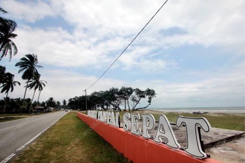 SUASANA PANTAI SEPAT LENGANG MASA PKP