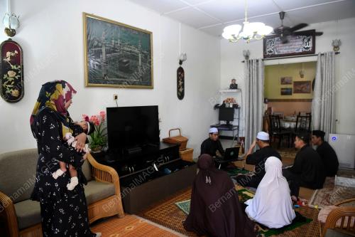 SOLAT RAYA AIDILFITRI DI RUMAH