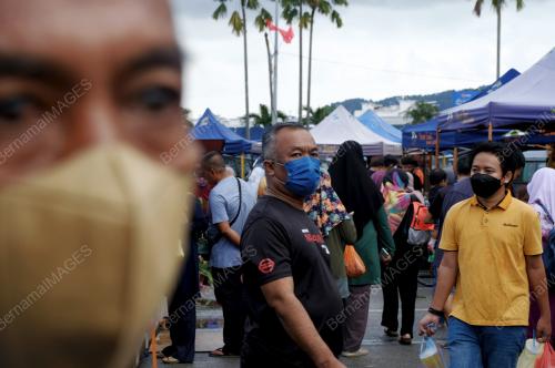 ORANG RAMAI MASIH MEMAKAI PELITUP MUKA