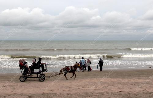 PENGUNJUNG PANTAI KEMPADANG
