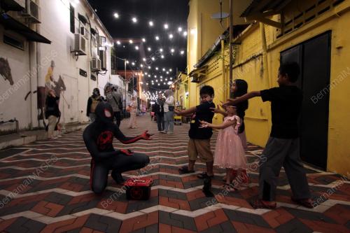 SUASANA MALAM KUANTAN ART STREET