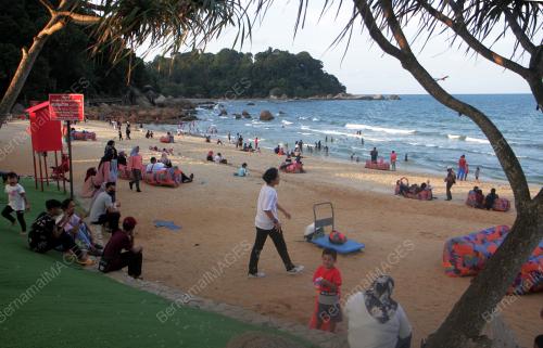 PENGUNJUNG DI PANTAI TELUK CEMPEDAK
