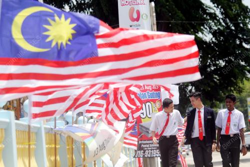 PH03_17082015_BENDERA