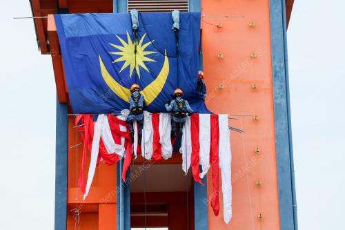 JALUR GEMILANG DARI KAIN TERPAKAI