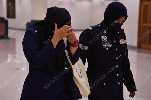 TIGA KAKITANGAN ANGKATAN PERTAHANAN AWAM (APM) DIDAKWA MEMINTA RASUAH