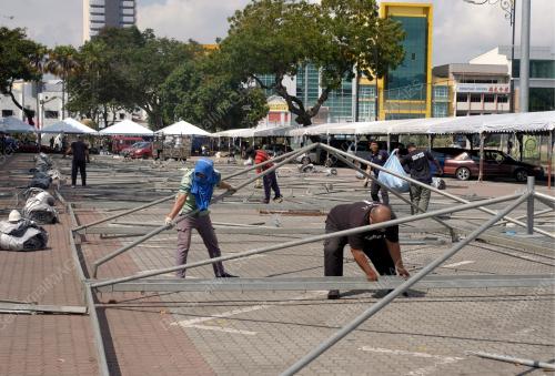 MEMASANG KANOPI UNTUK BAZAR RAMADAN