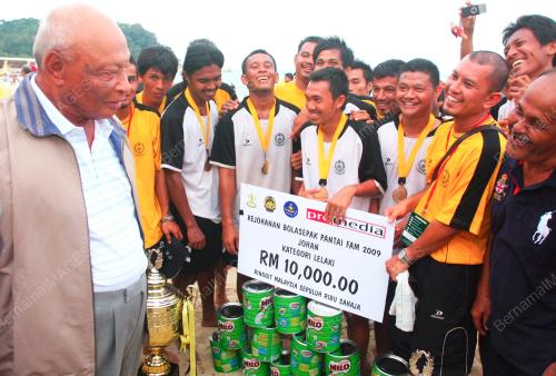 KEJOHANAN BOLA SEPAK PANTAI FAM