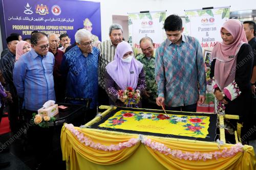 TENGKU HASSANAL IBRAHIM ALAM SHAH AL SULTAN ABDULLAH