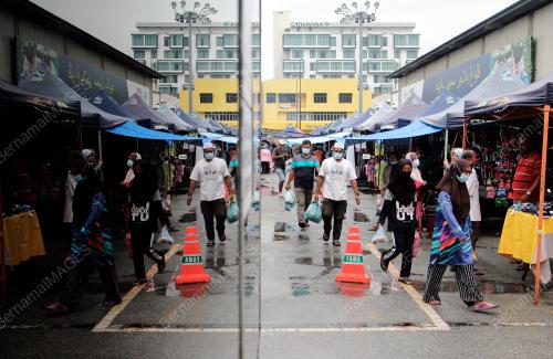 PENGUNJUNG PASAR TANI MEMAKAI PELITUP MUKA