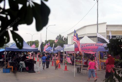 JALUR GEMILANG DI PASAR MALAM