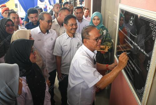 DATUK SERI WAN ROSDY WAN ISMAIL