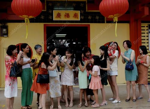 MENYAMBUT CNY BERSAMA KELUARGA