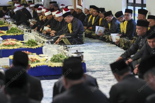 TENGKU HASSANAL BERANGKAT KE MAJLIS TAHLIL, ZIARAH MAKAM DIRAJA
