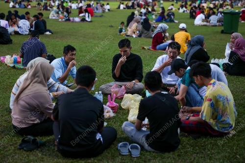 BERBUKA PUASA DI TEMPAT TERBUKA