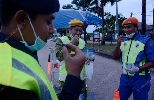 ANGGOTA KESELAMATAN BERBUKA PUASA