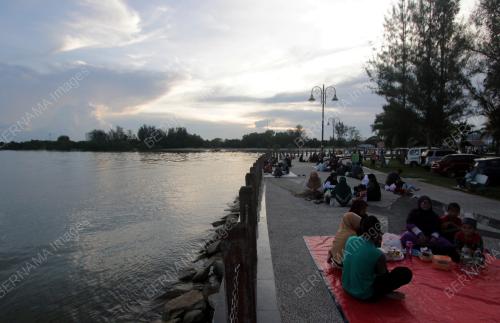 BERBUKA DI ESPLANADE TANJUNG API