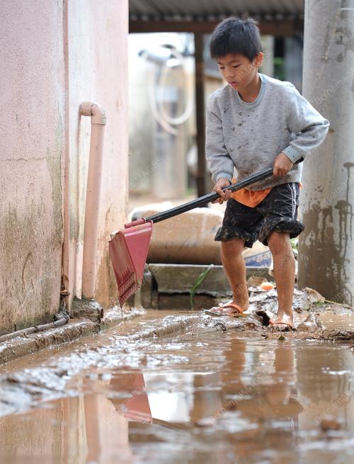 PH03_24102013_BANJIR_LUMPUR