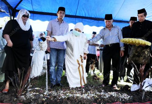 TUN MOHD KHALIL YAAKOB